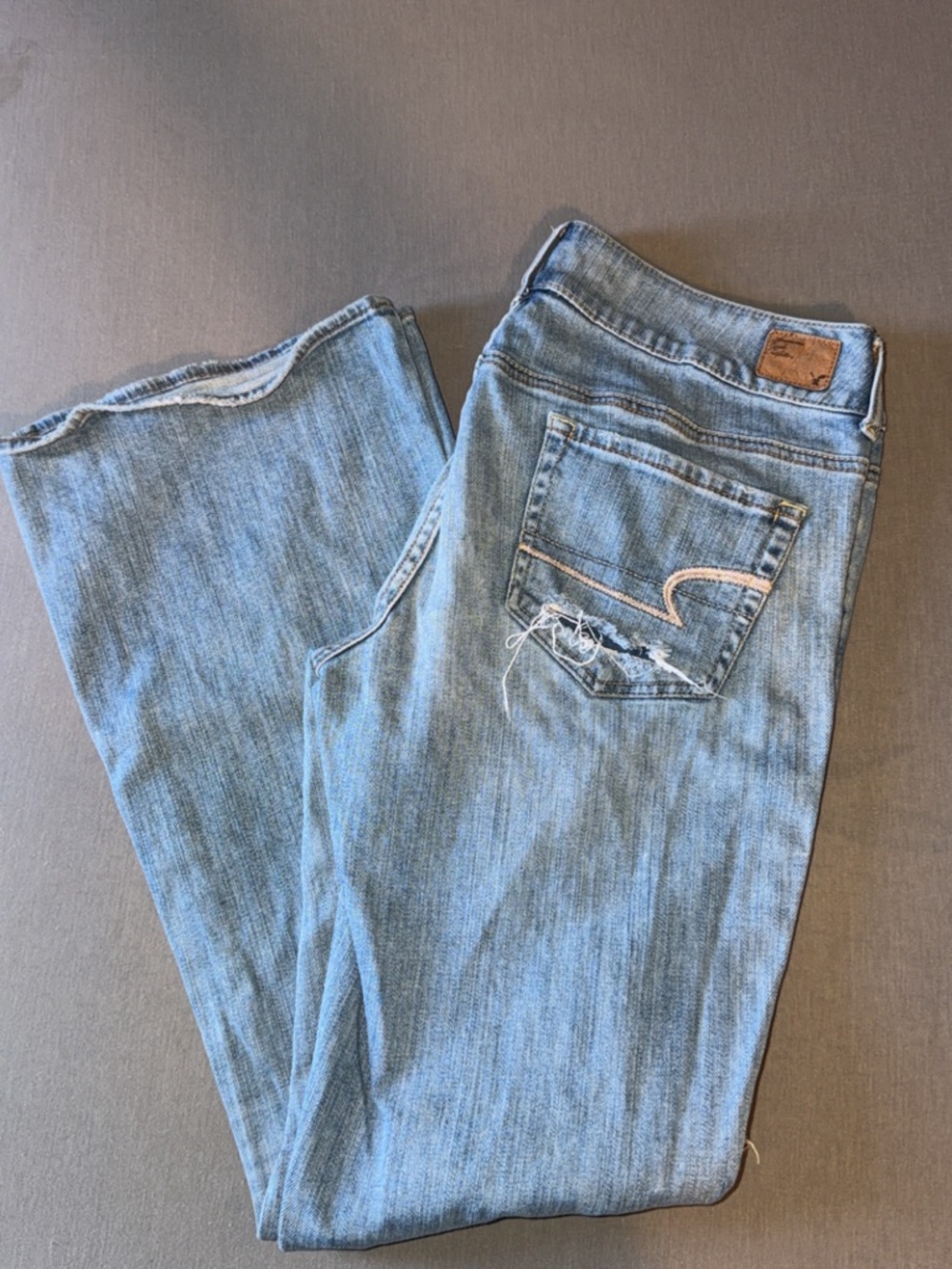 AE Light Wash Women's Distressed Jeans